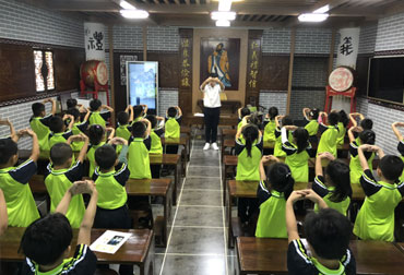 我校举行一年级新生开笔礼暨祭孔活动