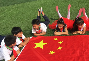 我校开展“我和国旗合个影”主题活动