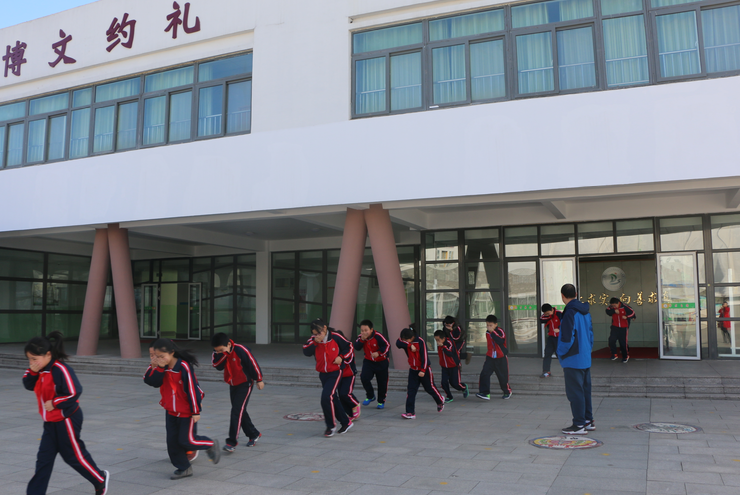 东凯实验学校组织开展消防演练活动