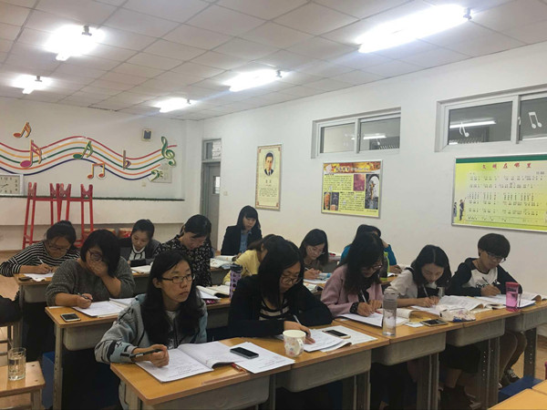 我校组织教师参加2016年人教版部编教材网络培训会