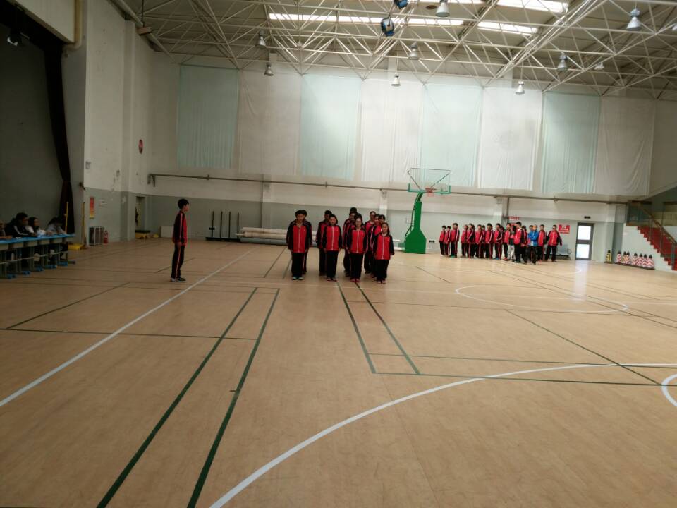 学校组织初中部队列队形比赛