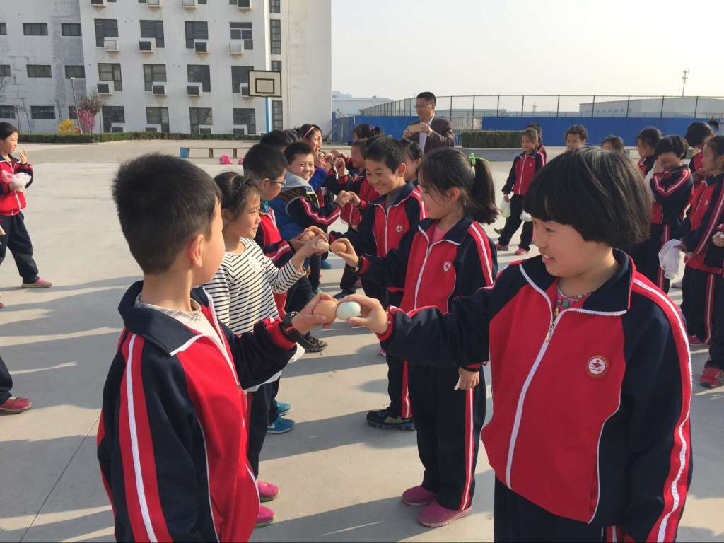 东凯实验学校二年级举行寒食节碰鸡蛋比赛