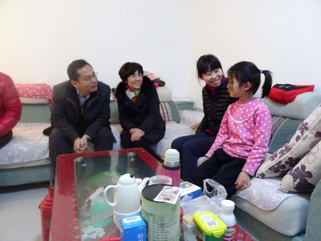 东凯实验学校赵文刚校长一行看望家庭困难学生
