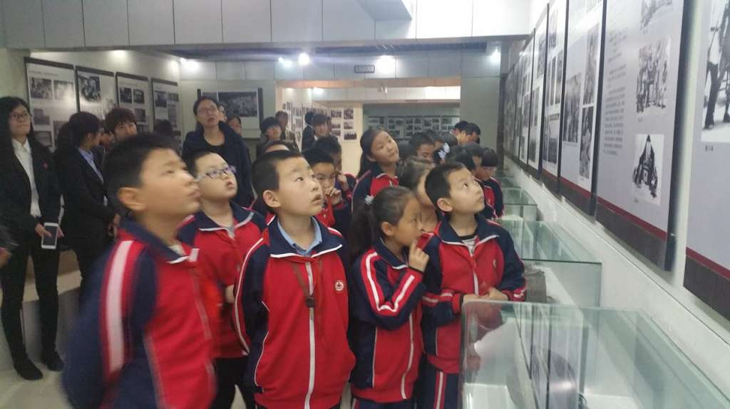 东凯实验学校三年级一班家委会组织参观渤海垦区革命纪念馆