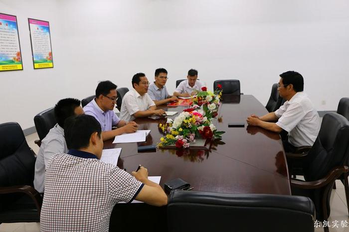 工会工委杨成学主任“六一”节到我校慰问指导工作