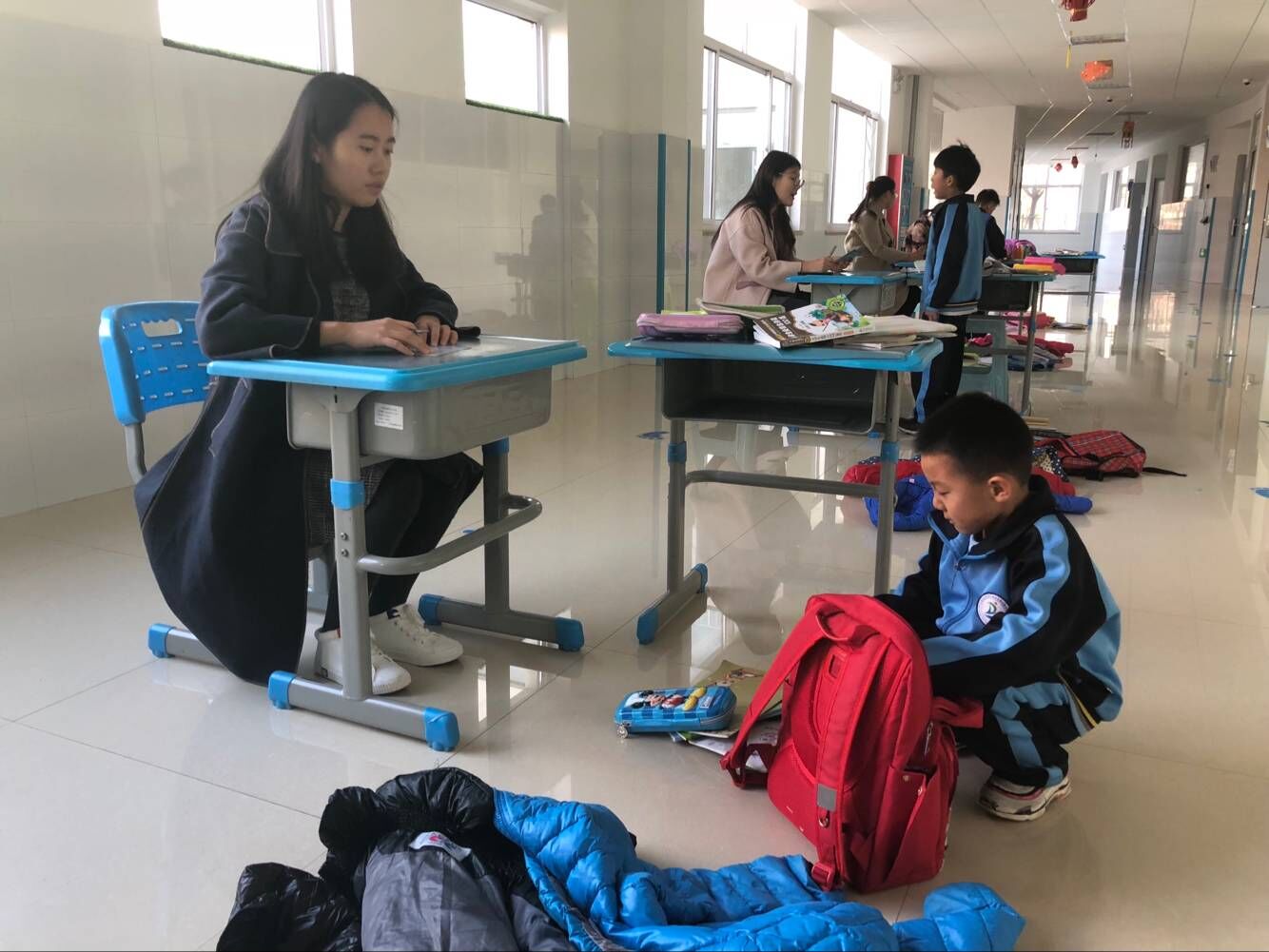 我校一年级举行“巧手自理 雅趣童年”学生自理能力大赛