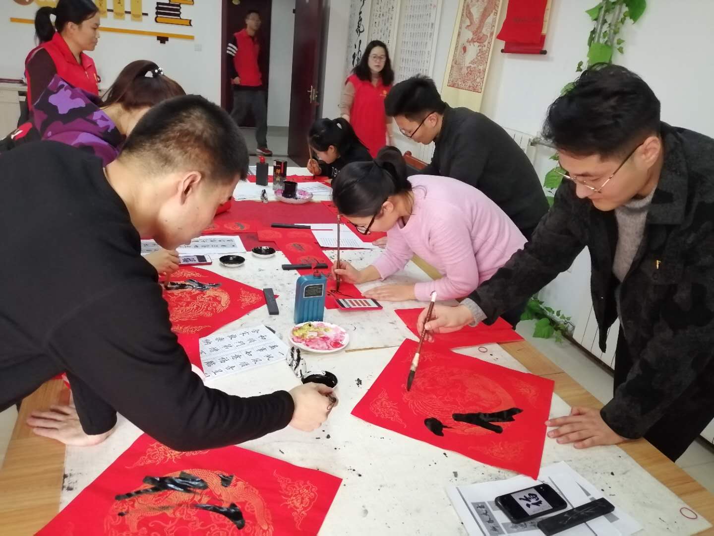 党员志愿写春联   墨宝飘香暖人心
