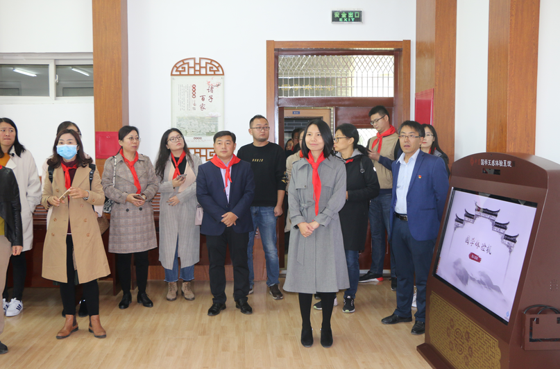 东营区少先队辅导员来我校观摩交流