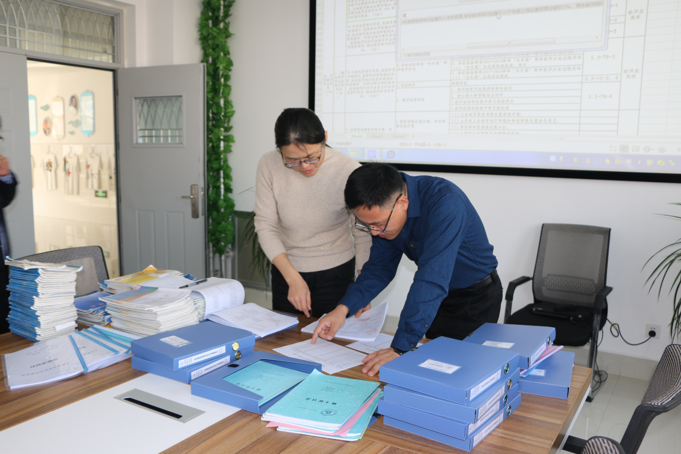 市教育局开发区分局迎检小组莅临我校开展评估认定工作