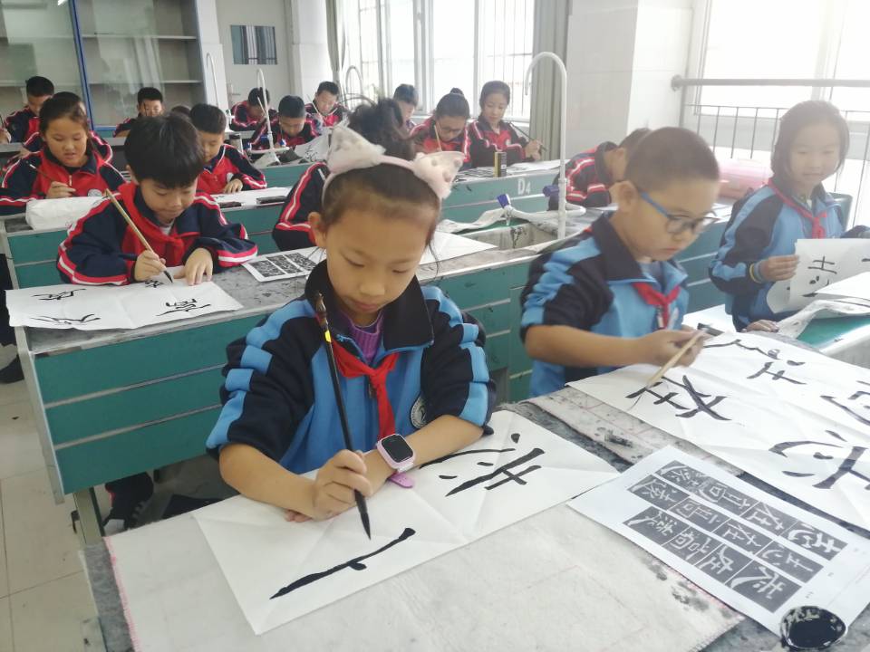 东凯实验学校小学部第一届现场书法比赛在谨信楼顺利举行