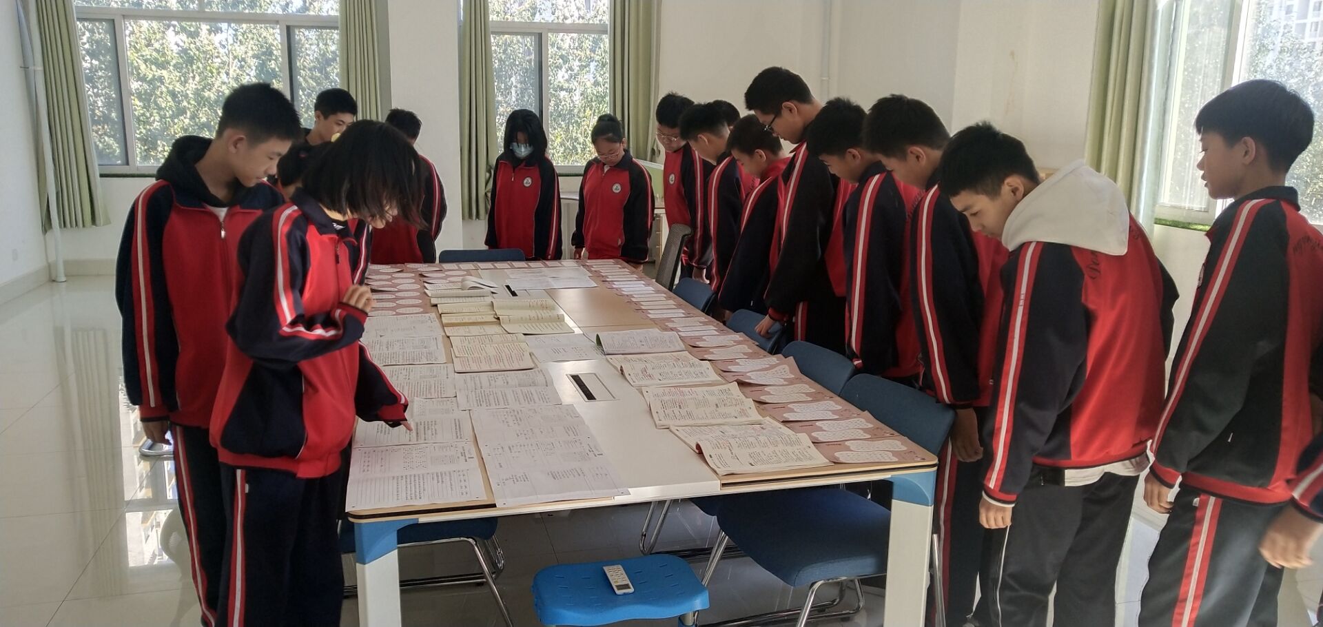 我校八年级开展优秀书写作品展活动