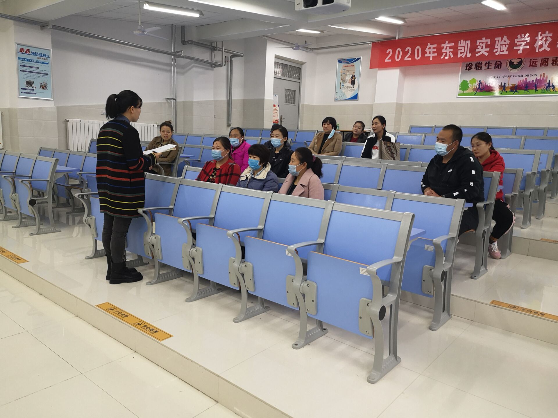 我校八年级组织召开分层家长会