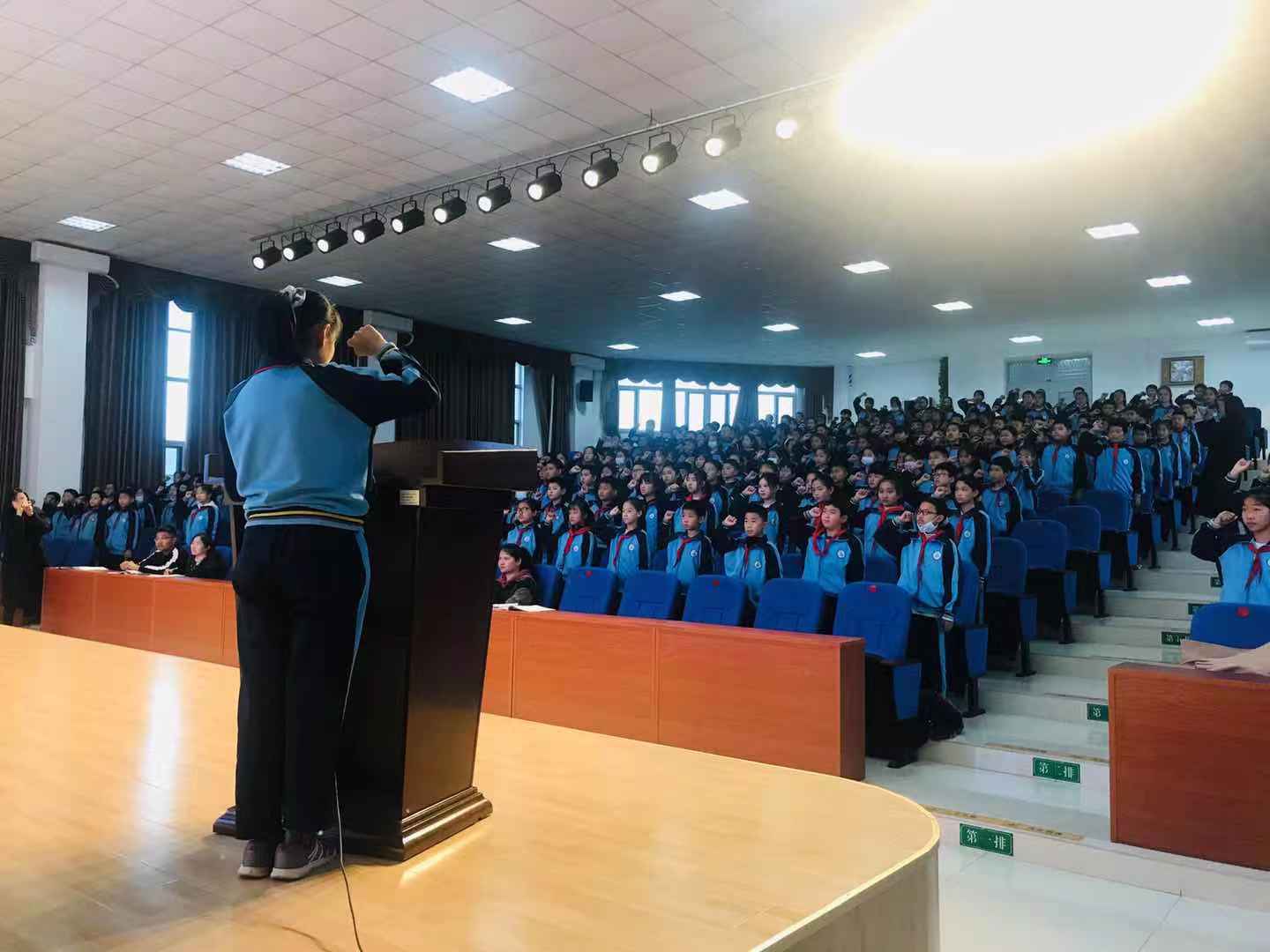 五年级级部召开阶段性测试表彰暨习惯养成培训大会