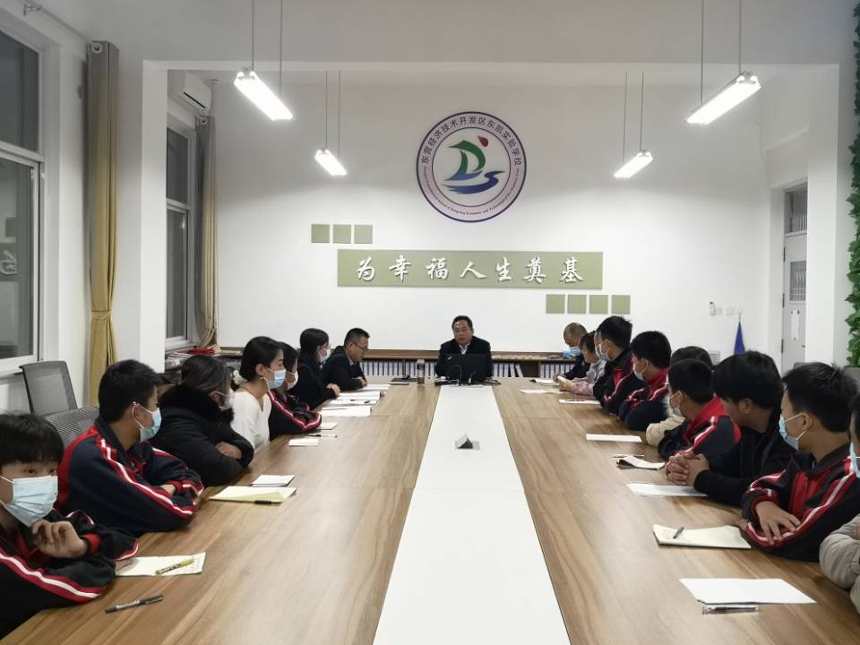 我校八年级举行家校共育座谈会