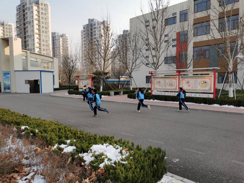 我校四年级开展定向越野比赛