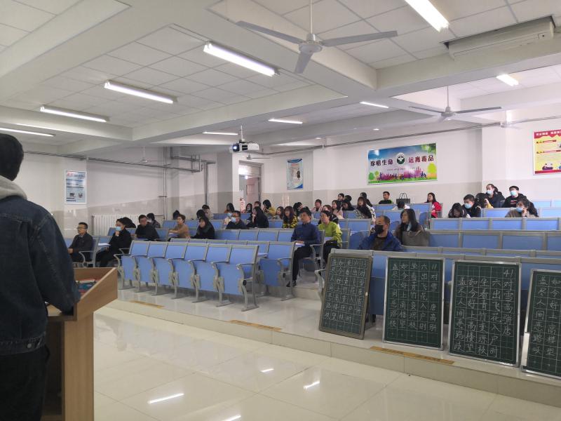 东凯实验学校初中部召开开学工作会议