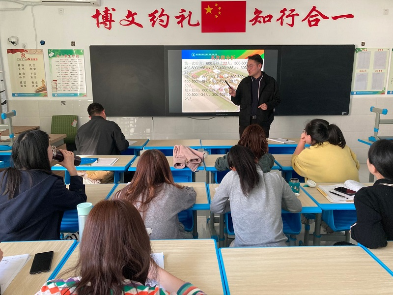 我校六年级组织召开期末质量检测分析会