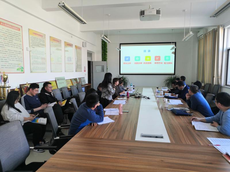 东凯实验学校九年级组织召开期末质量分析会