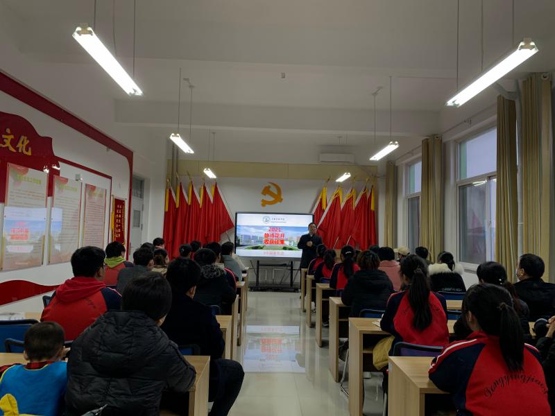东凯实验学校九年级组织召开开学家长会
