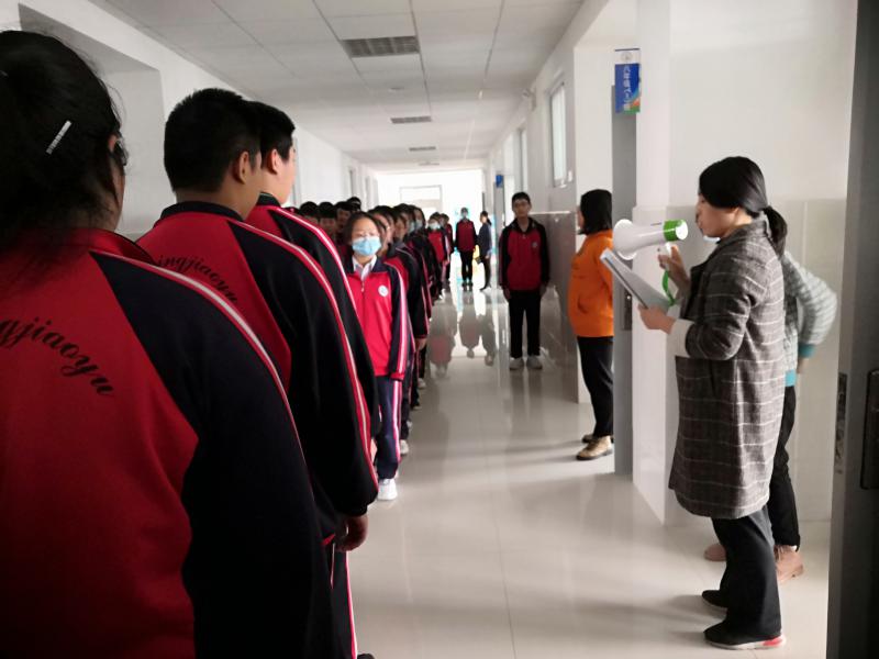 我校八年级组织召开新学期学生训导会