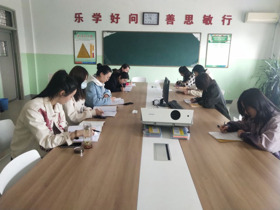 小学部新教师参加“说课标 说教材”活动