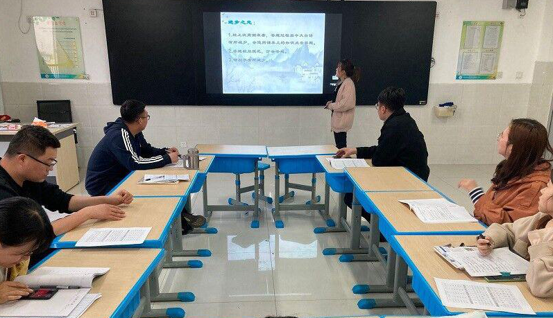东凯实验学校六年级组织召开阶段性质量分析会