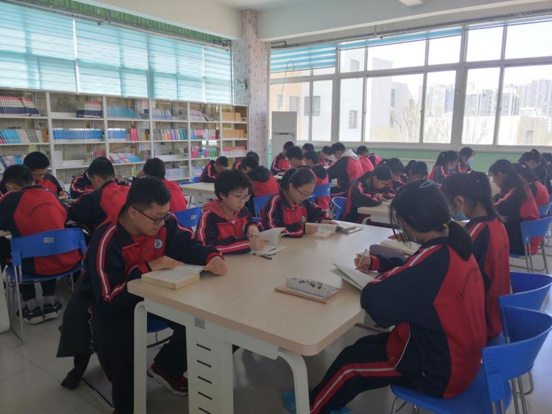 东凯实验学校初中部组织开展读书节系列活动
