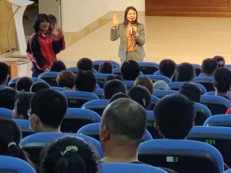 东凯实验学校九年级举办中考考前心理疏导讲座