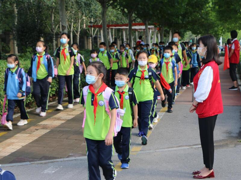 满载期待 平安护航——东凯实验学校新学期顺利开学