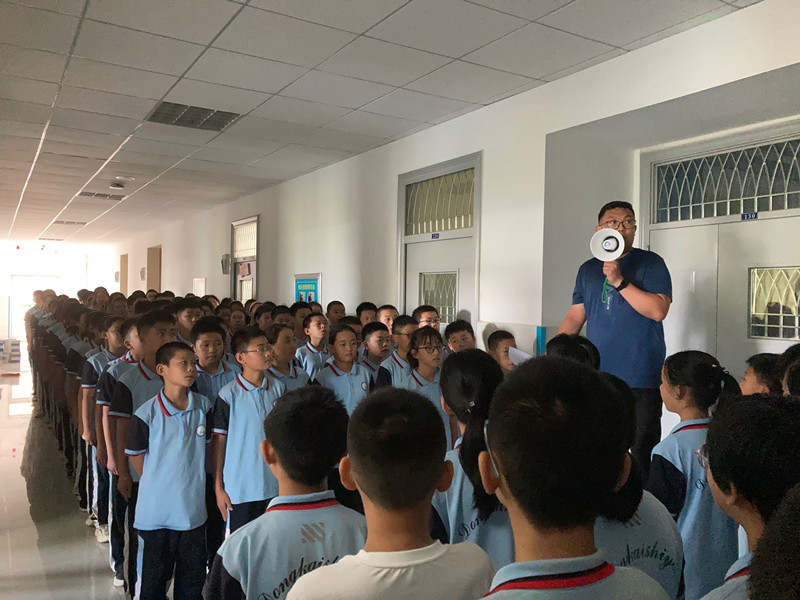 东凯实验学校七年级召开走廊训导会