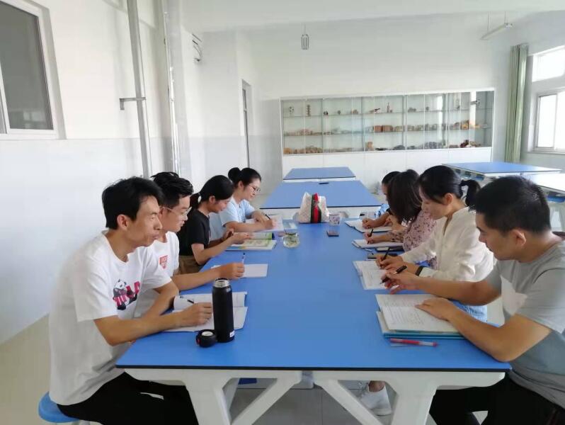 小学英语组举行深度备课教研会