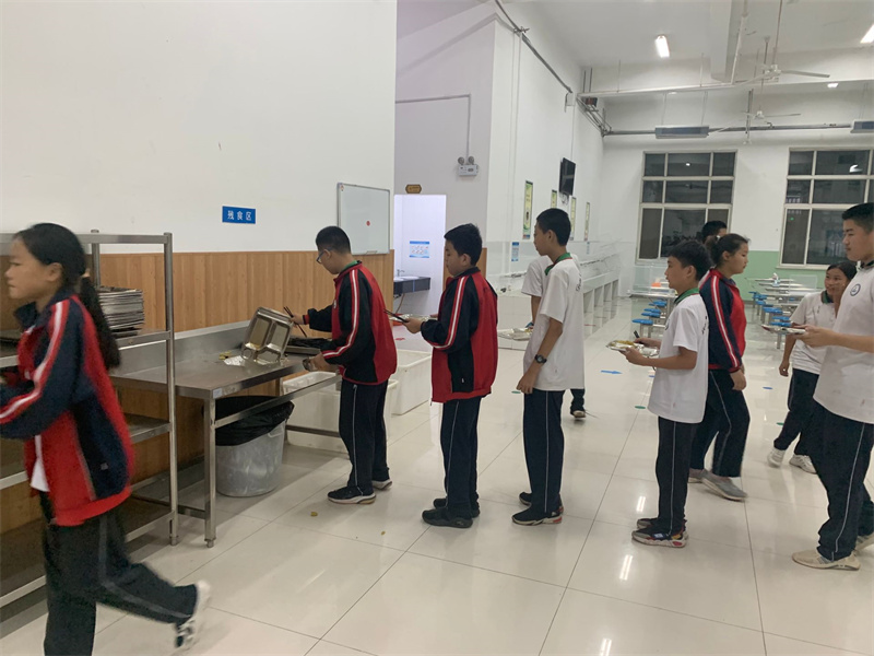 东凯实验学校八九年级开展午餐午休及课后延时服务工作