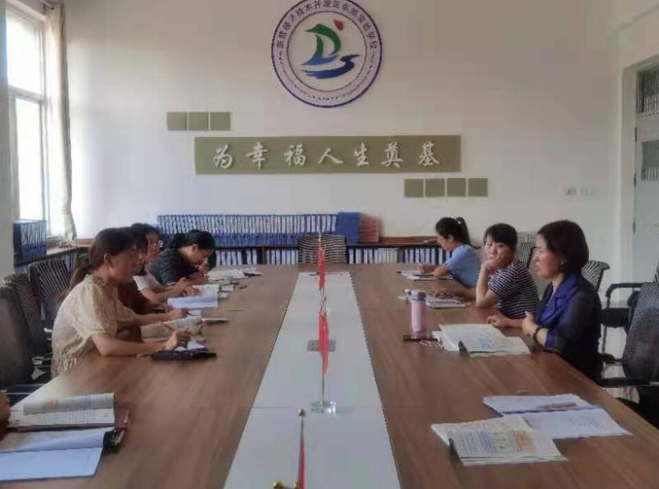 徐会荣老师莅临我校指导青年教师课堂教学