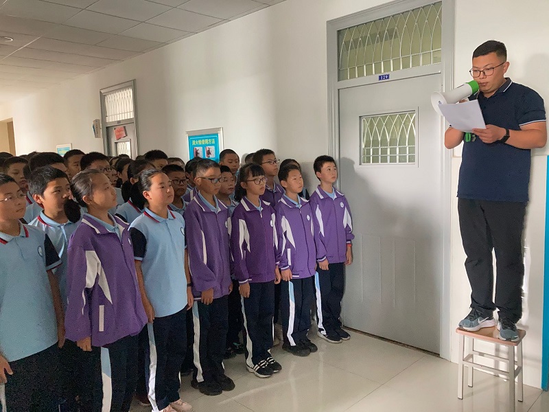 东凯实验学校七年级召开十月份走廊训导会
