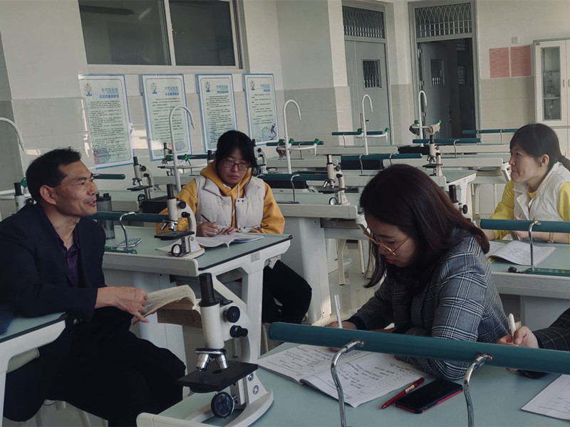 教研员定点联系学校开展第一次生物教研活动