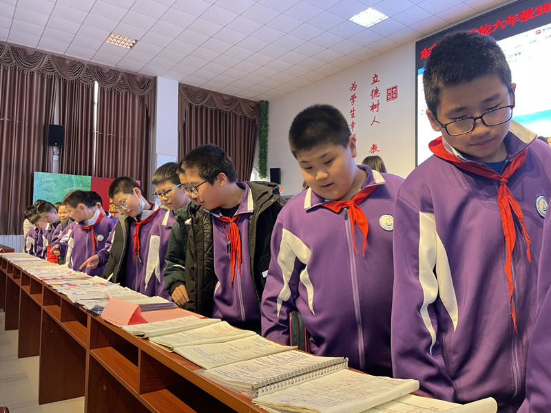 东凯实验学校初中部举行优秀寒假作业展评活动