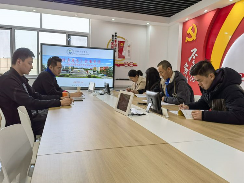 东凯实验学校初中艺体组开展读书交流活动