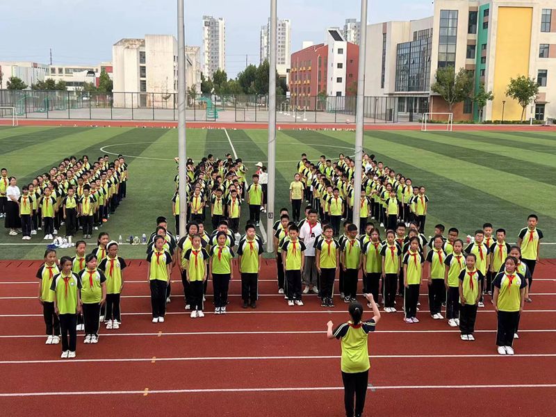 铸新生力量，展青春风采 ——东凯实验学校六年级2022年“国防教育”成果汇演顺利举行(图文)
