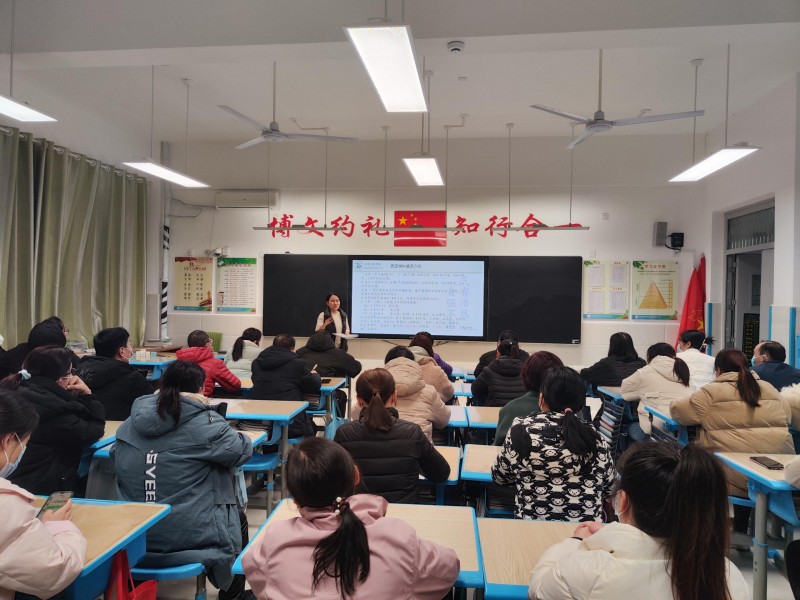 八年级组织召开学期初家长会
