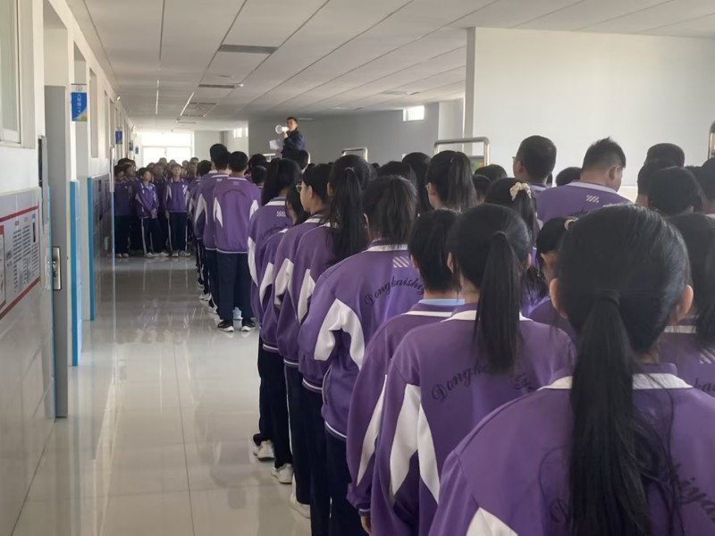 八年级召开三月份走廊训导会