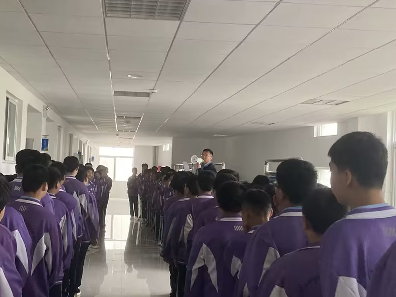 八年级召开五月份走廊训导会