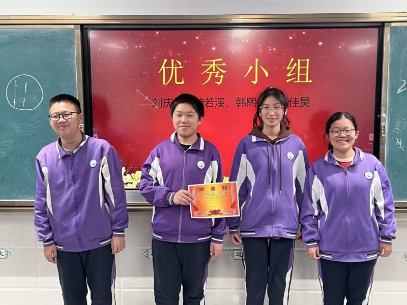 八年级组织召开第三次阶段性检测学生表彰会