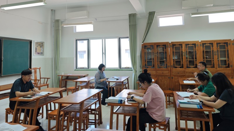 东营市东凯实验学校初中部组织开展半日蹲班听课活动
